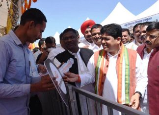रायपुर : डॉ. डहरिया ने प्रदर्शनी के विभागीय स्टॉलों में जाकर किया अवलोकन