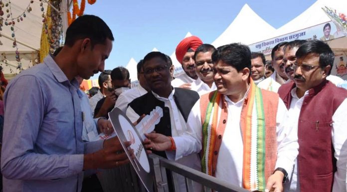 रायपुर : डॉ. डहरिया ने प्रदर्शनी के विभागीय स्टॉलों में जाकर किया अवलोकन