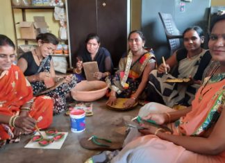 रायपुर : देश में पहली बार गोधन से बने ब्रीफकेस में पेश किया गया बजट