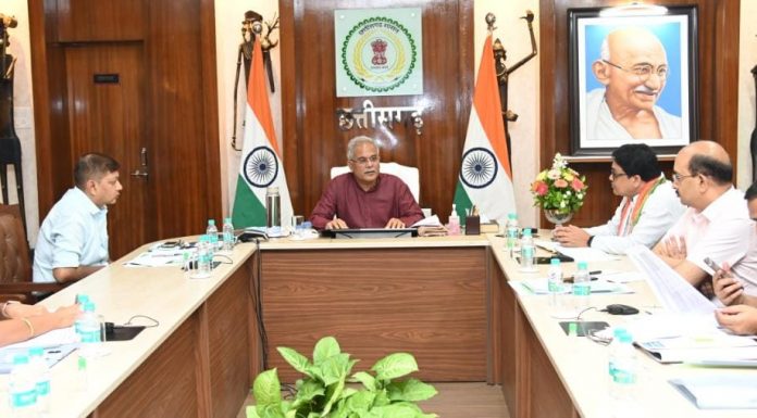मुख्यमंत्री भूपेश बघेल ने सरकारी अस्पतालों में जेनेरिक दवाईयों की बजाय ब्रांडेड दवाई लिखने पर जताई कड़ी नाराजगी