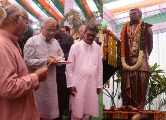 मुख्यमंत्री ने स्वतंत्रता संग्राम सेनानी और लोकप्रिय जन नेता स्वर्गीय श्री बिसाहू दास महंत जी की प्रतिमा का किया अनावरण