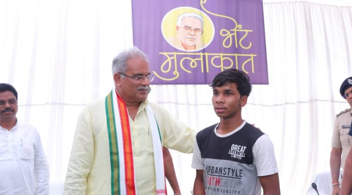 चंदन को मिली दो लाख रुपये की सहायता : फाइटिंग गेम ओपन स्पर्धा में भाग लेने वाले स्थानीय खिलाड़ी चंदन ने मुख्यमंत्री से की मुलाकात