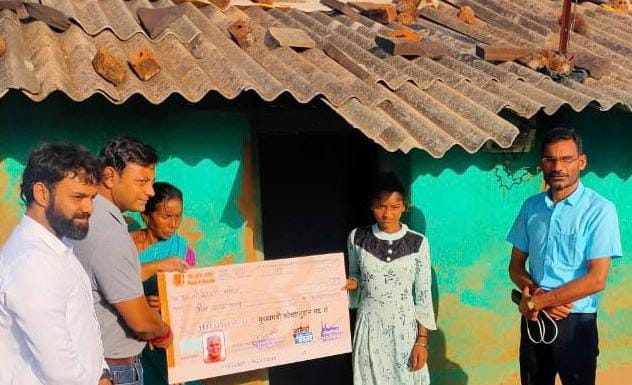 मुख्यमंत्री ने पूरा किया वादा, तीन दिन के भीतर लोकेश्वरी को मिला 3 लाख रुपए का चेक