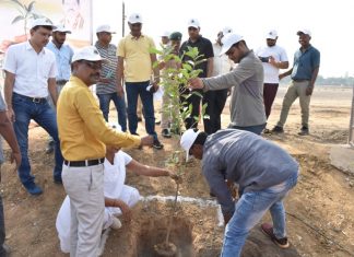 बीजापुर : ʽसांसे हो रही है कम आओ पेड़ लगाए हमʼ