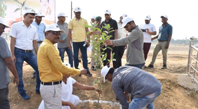 बीजापुर : ʽसांसे हो रही है कम आओ पेड़ लगाए हमʼ