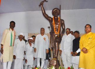 मुख्यमंत्री भूपेश बघेल ने चारामा में किया भगवान बिरसा मुंडा की मूर्ति का अनावरण
