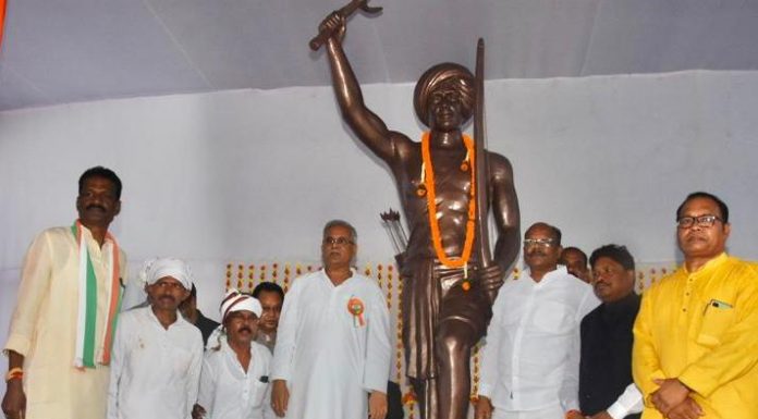 मुख्यमंत्री भूपेश बघेल ने चारामा में किया भगवान बिरसा मुंडा की मूर्ति का अनावरण