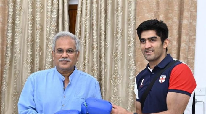 घाना के एलियासु सुले के साथ भारत के मुक्केबाज विजेंदर सिंह का मुकाबला रायपुर में