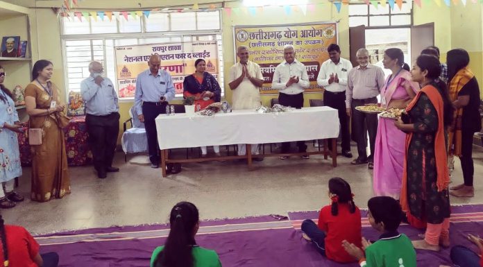 दृष्टिहीन बालिकाओं के लिए योगाभ्यास सत्र प्रारंभ