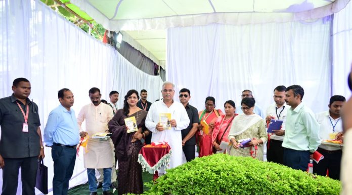 मुख्यमंत्री ने तुंहर योजना तुंहर दुआर बुकलेट व बालोद जिले की डायरेक्टरी का किया विमोचन
