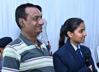 …और इस तरह मुस्कान और उनके पिता के चेहरे पर मुख्यमंत्री ने ला दी मुस्कान