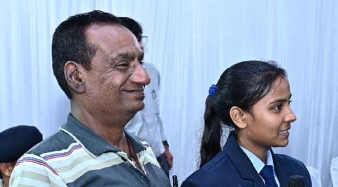 …और इस तरह मुस्कान और उनके पिता के चेहरे पर मुख्यमंत्री ने ला दी मुस्कान