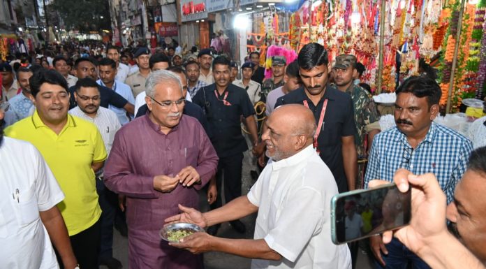 मुख्यमंत्री ने दीवाली मनाने गोल बाजार में मिट्टी के दीये खरीदे