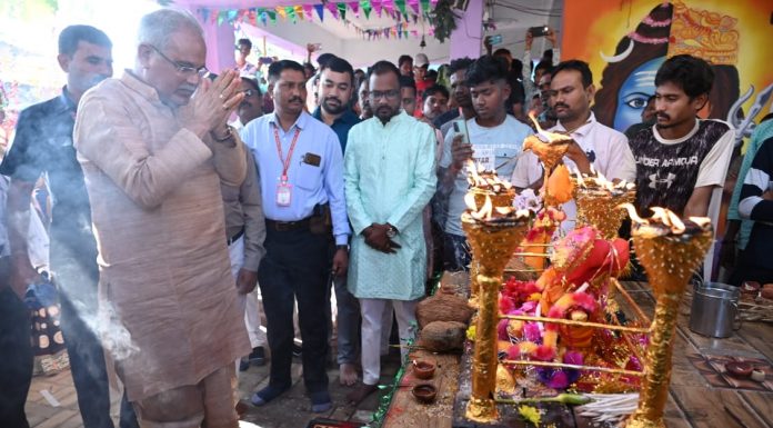 मुख्यमंत्री भूपेश बघेल ने गौरा-गौरी की पूजा अर्चना कर प्रदेशवासियों की सुख समृद्धि की कामना की