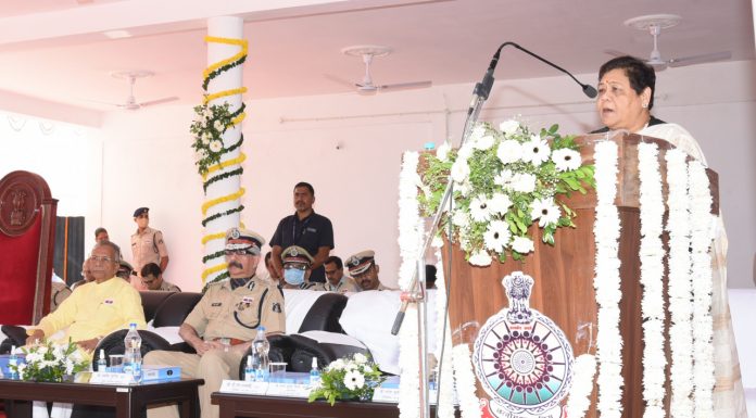 अशांत क्षेत्रों में तैनात पुलिस के जवानों ने अपने साहस का लोहा मनवाया, उनकी तैनाती ढाल की तरह: राज्यपाल सुश्री उइके