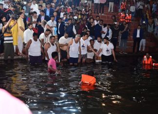 मुख्यमंत्री भूपेश बघेल ने खारून नदी के महादेव घाट में किया कार्तिक पूर्णिमा स्नान