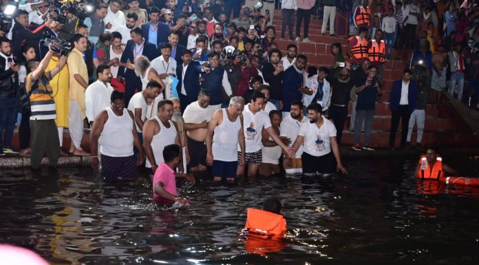 मुख्यमंत्री भूपेश बघेल ने खारून नदी के महादेव घाट में किया कार्तिक पूर्णिमा स्नान