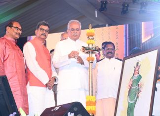 मुख्यमंत्री भूपेश बघेल ने दीप प्रज्ज्वलित कर कार्यक्रम का शुभारंभ किया