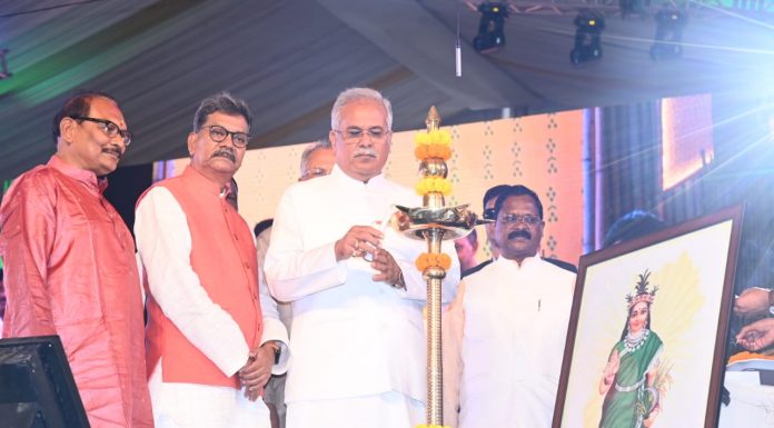 मुख्यमंत्री भूपेश बघेल ने दीप प्रज्ज्वलित कर कार्यक्रम का शुभारंभ किया