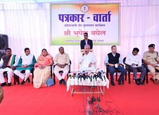 मुख्यमंत्री श्री भूपेश बघेल अंबागढ़ चौकी में प्रेस वार्ता को संबोधित किया