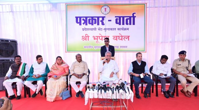 मुख्यमंत्री श्री भूपेश बघेल अंबागढ़ चौकी में प्रेस वार्ता को संबोधित किया