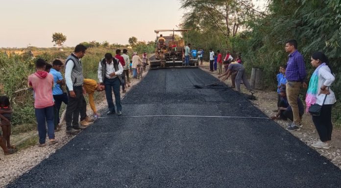 मुख्यमंत्री के निर्देश पर आवागमन साधनों को मजबूत करने के लिए हो रहा है सड़कों एवं पुलों का निर्माण