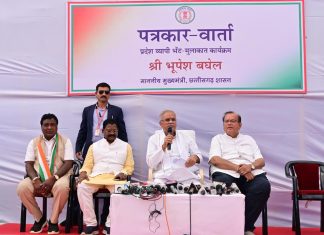 मुख्यमंत्री भूपेश बघेल राजिम स्थित रेस्ट हाउस में समीक्षा बैठक के पश्चात प्रेस वार्ता को सम्बोधित कर रहे हैं