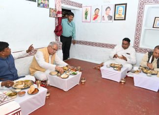 मुख्यमंत्री भूपेश बघेल पहुंचे कुंजाम परिवार के घर, कांसे की थाली में लिया छत्तीसगढ़ के व्यंजनों का स्वाद