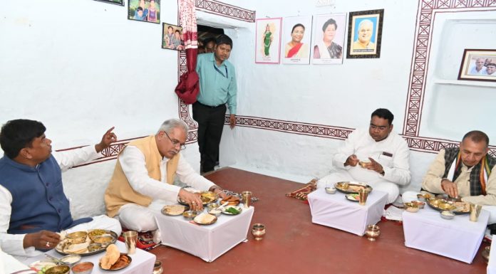 मुख्यमंत्री भूपेश बघेल पहुंचे कुंजाम परिवार के घर, कांसे की थाली में लिया छत्तीसगढ़ के व्यंजनों का स्वाद