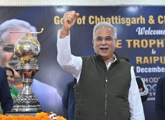 चक दे इंडिया के नारे के साथ मुख्यमंत्री भूपेश बघेल ने उठाई हाकी विश्वकप की ट्राफी