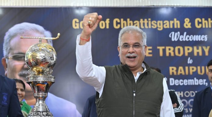 चक दे इंडिया के नारे के साथ मुख्यमंत्री भूपेश बघेल ने उठाई हाकी विश्वकप की ट्राफी