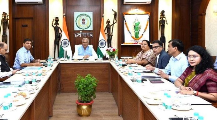 मुख्यमंत्री भूपेश बघेल बजट की तैयारियों की कर रहे समीक्षा