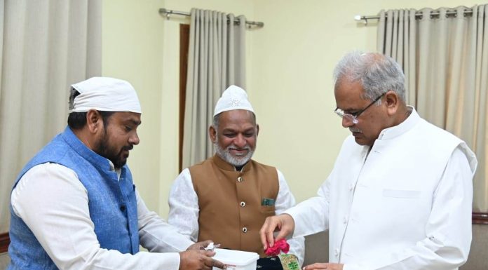 मुख्यमंत्री भूपेश बघेल ने अजमेर स्थित ख्वाजा मोइनुद्दीन चिश्ती के लिए चादर और अकीदत के फूल रवाना किए