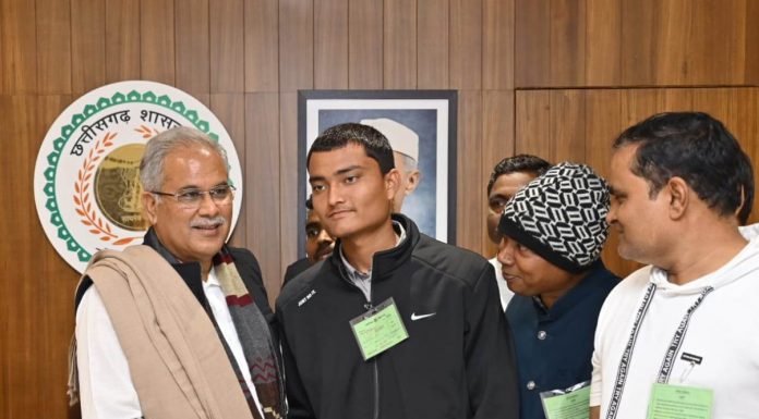 अच्छी पढ़ाई करो और डॉक्टर बनकर समाज की सेवा करो – भूपेश बघेल