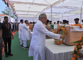 मुख्यमंत्री भूपेश बघेल ने आज दंतेवाड़ा पहुंचकर अरनपुर क्षेत्र में आईईडी ब्लास्ट में शहीद जवानों को नमन करते हुए उनके पार्थिव शरीर पर पुष्पगुच्छ अर्पित कर श्रद्धाजंलि दी