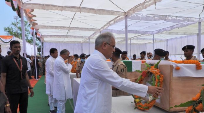 मुख्यमंत्री भूपेश बघेल ने आज दंतेवाड़ा पहुंचकर अरनपुर क्षेत्र में आईईडी ब्लास्ट में शहीद जवानों को नमन करते हुए उनके पार्थिव शरीर पर पुष्पगुच्छ अर्पित कर श्रद्धाजंलि दी