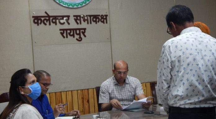 कलेक्टर ने जन चौपाल में सुनी आम नागरिकों की समस्याएं