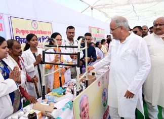 बेलतरा स्कूल मैदान में आयोजित भेंट-मुलाकात से पूर्व हितग्राहियों से मिले मुख्यमंत्री