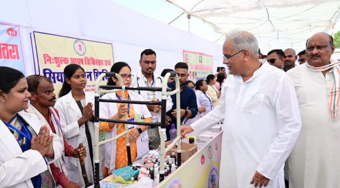 बेलतरा स्कूल मैदान में आयोजित भेंट-मुलाकात से पूर्व हितग्राहियों से मिले मुख्यमंत्री