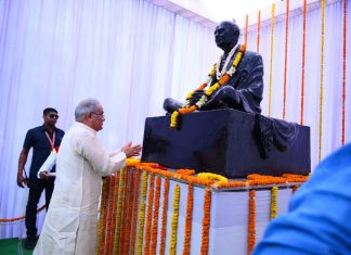 मुख्यमंत्री भूपेश बघेल ने जिला कार्यालय परिसर में राष्ट्रपिता महात्मा गांधी की प्रतिमा में पुष्प अर्पित कर किया नमन