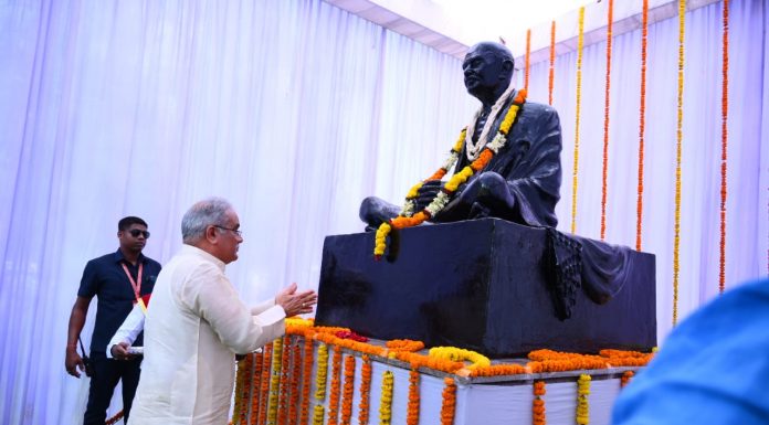 मुख्यमंत्री भूपेश बघेल ने जिला कार्यालय परिसर में राष्ट्रपिता महात्मा गांधी की प्रतिमा में पुष्प अर्पित कर किया नमन