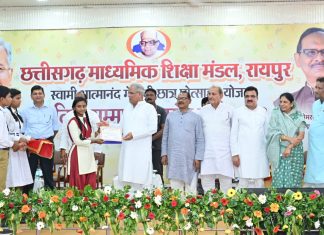 मुख्यमंत्री ने प्रतिभा सम्मान समारोह में बोर्ड परीक्षा की प्रावीण्य सूची में स्थान बनाने वाले छात्र-छात्राओं को किया सम्मानित