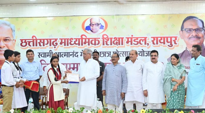 मुख्यमंत्री ने प्रतिभा सम्मान समारोह में बोर्ड परीक्षा की प्रावीण्य सूची में स्थान बनाने वाले छात्र-छात्राओं को किया सम्मानित