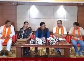 भाजपा नेताओं ने प्रेस वार्ता में दिखाया प्रेजेंटेशन