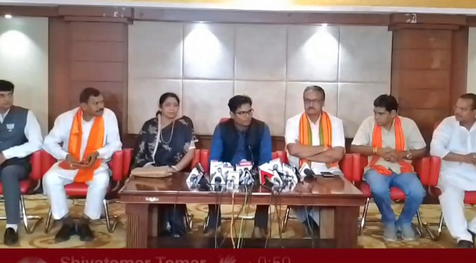 भाजपा नेताओं ने प्रेस वार्ता में दिखाया प्रेजेंटेशन