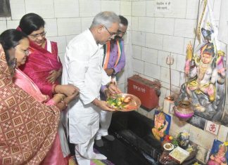 मुख्यमंत्री भूपेश बघेल ने सावन सोमवार के अवसर पर ग्राम भरदा के शिव मंदिर में की पूजा-अर्चना