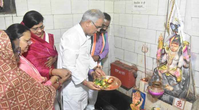 मुख्यमंत्री भूपेश बघेल ने सावन सोमवार के अवसर पर ग्राम भरदा के शिव मंदिर में की पूजा-अर्चना