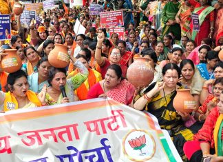 शराबबंदी पर बयान को लेकर भाजपा महिला मोर्चा ने मंत्री अकबर के निवास का घेराव किया