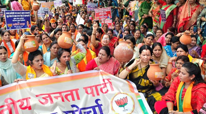 शराबबंदी पर बयान को लेकर भाजपा महिला मोर्चा ने मंत्री अकबर के निवास का घेराव किया