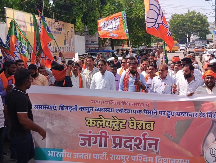 Rajesh Munat's Halla Bol in the Collectorate Rajesh Munat reached with thousands